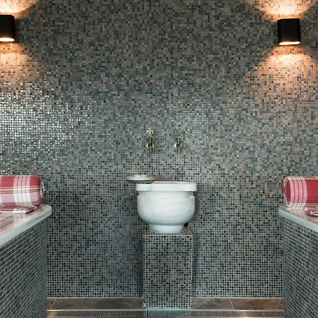 Mainport Design Hotel 4*